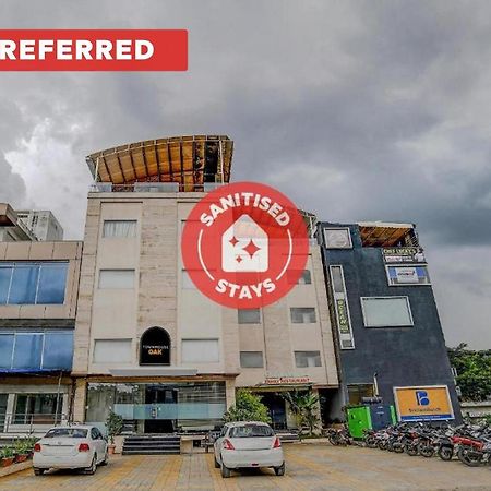 Vaccinated Staff- Townhouse Oak Hotel Silvotel Indore Dış mekan fotoğraf