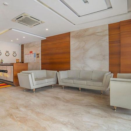 Vaccinated Staff- Townhouse Oak Hotel Silvotel Indore Dış mekan fotoğraf