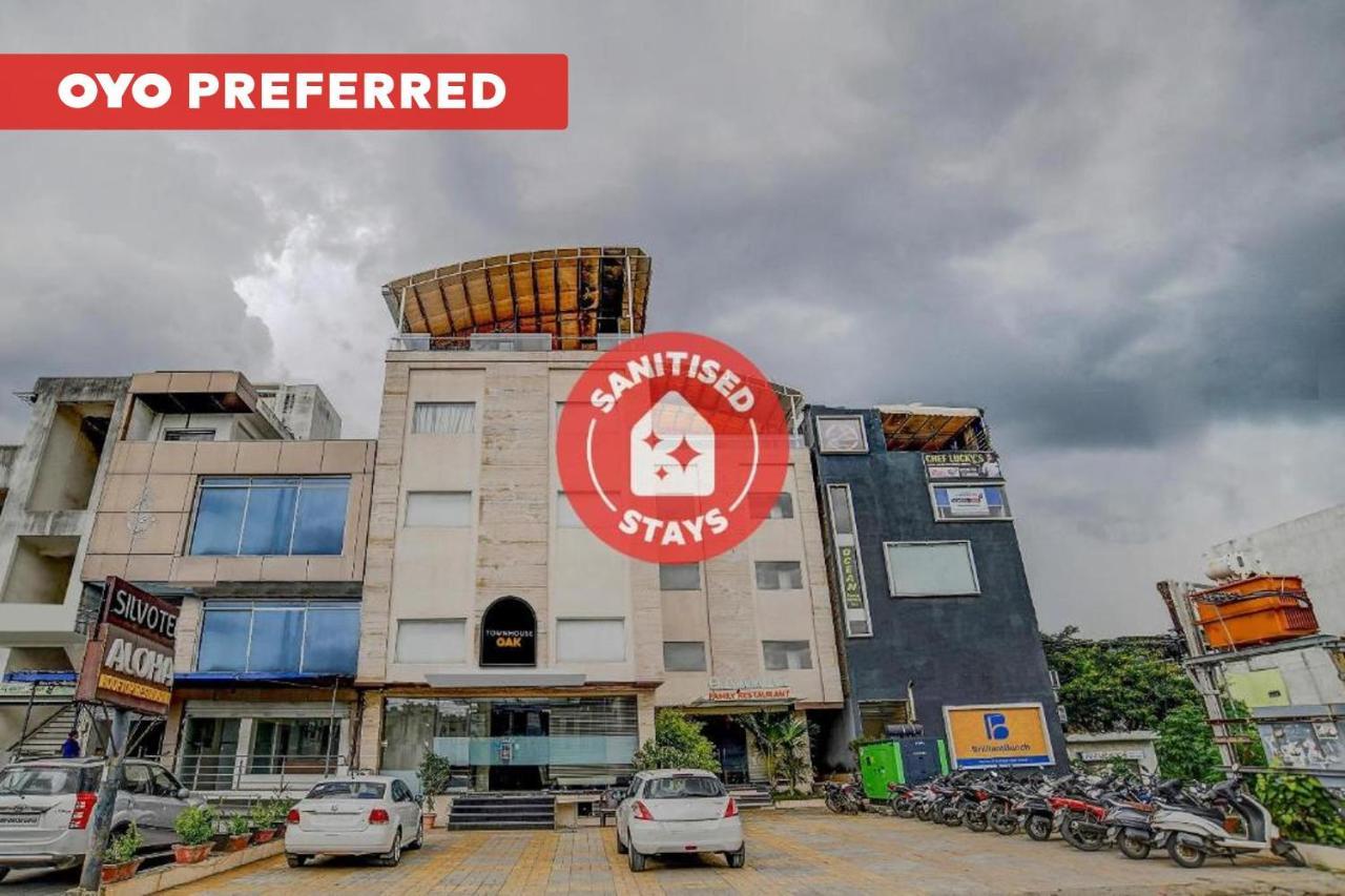 Vaccinated Staff- Townhouse Oak Hotel Silvotel Indore Dış mekan fotoğraf