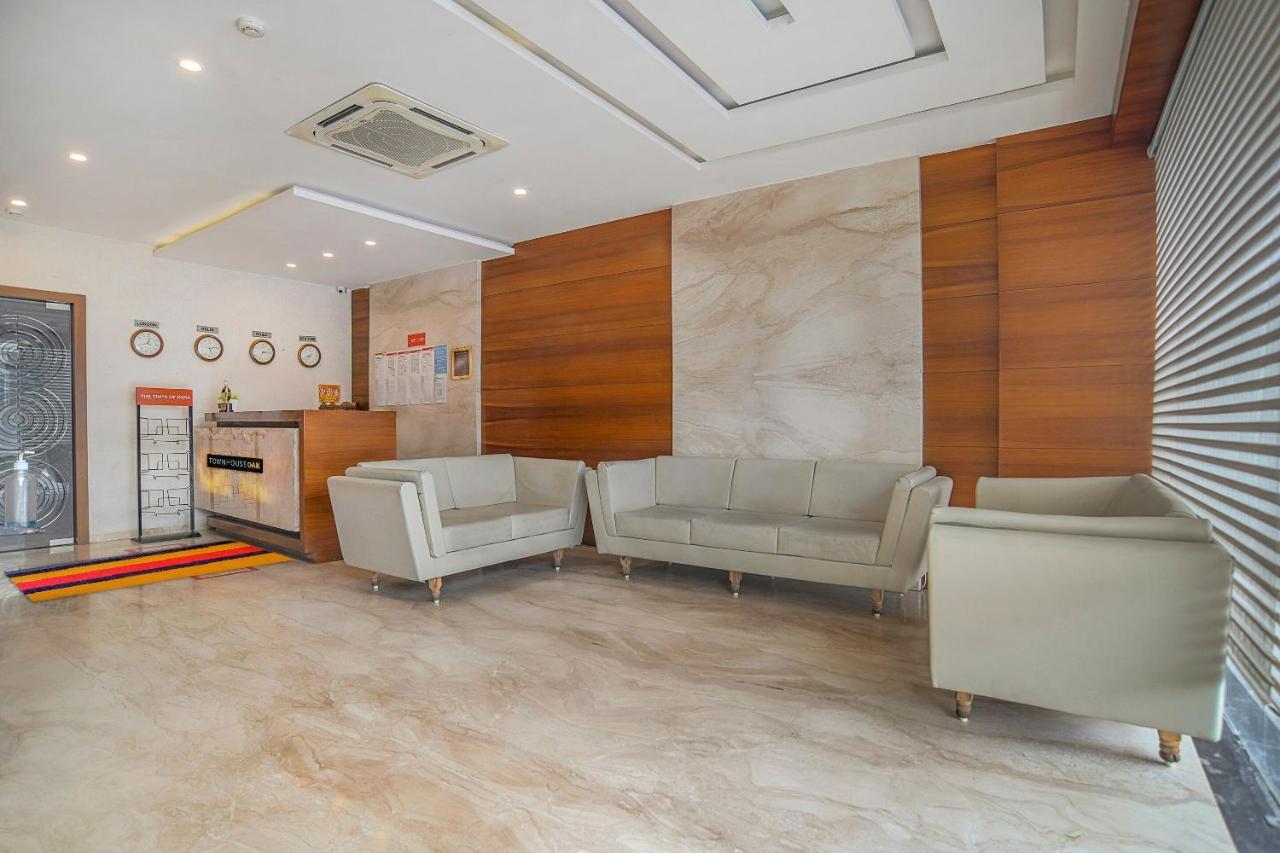 Vaccinated Staff- Townhouse Oak Hotel Silvotel Indore Dış mekan fotoğraf