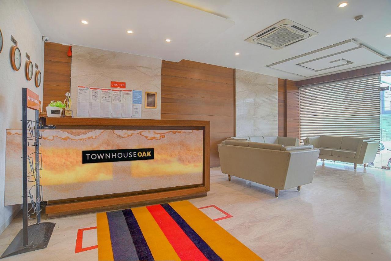 Vaccinated Staff- Townhouse Oak Hotel Silvotel Indore Dış mekan fotoğraf