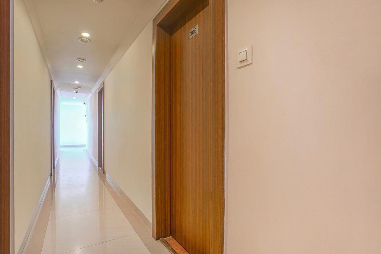 Vaccinated Staff- Townhouse Oak Hotel Silvotel Indore Dış mekan fotoğraf