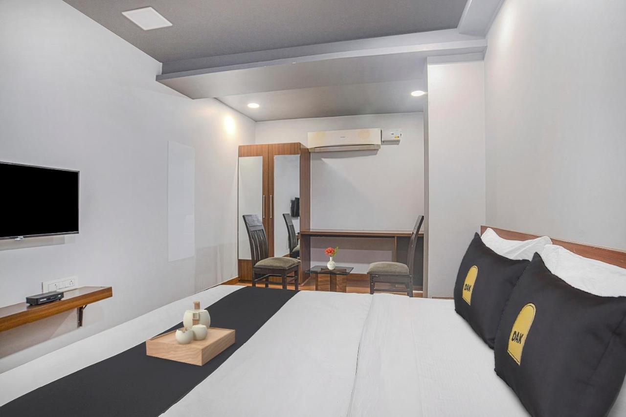 Vaccinated Staff- Townhouse Oak Hotel Silvotel Indore Dış mekan fotoğraf