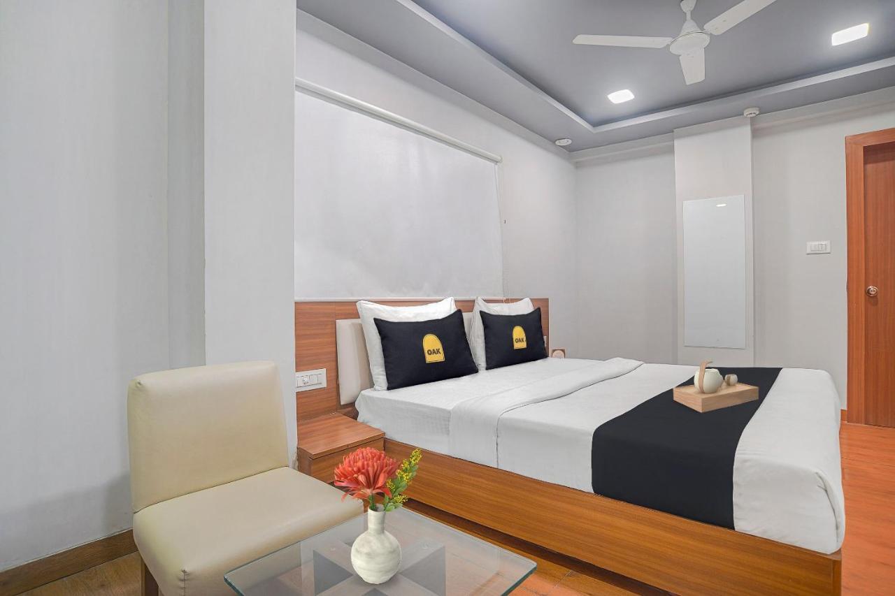 Vaccinated Staff- Townhouse Oak Hotel Silvotel Indore Dış mekan fotoğraf