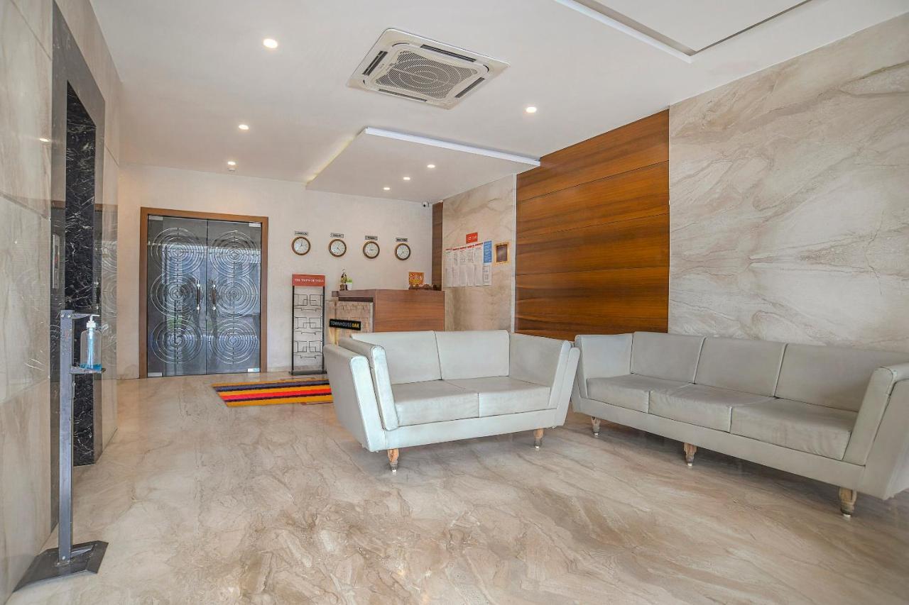 Vaccinated Staff- Townhouse Oak Hotel Silvotel Indore Dış mekan fotoğraf