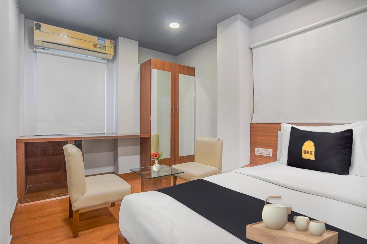 Vaccinated Staff- Townhouse Oak Hotel Silvotel Indore Dış mekan fotoğraf