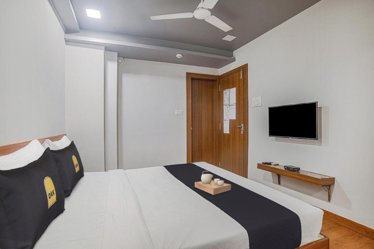 Vaccinated Staff- Townhouse Oak Hotel Silvotel Indore Dış mekan fotoğraf
