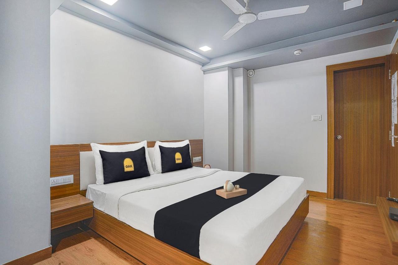 Vaccinated Staff- Townhouse Oak Hotel Silvotel Indore Dış mekan fotoğraf