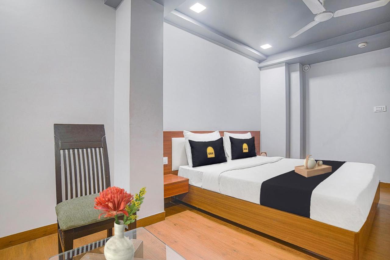 Vaccinated Staff- Townhouse Oak Hotel Silvotel Indore Dış mekan fotoğraf