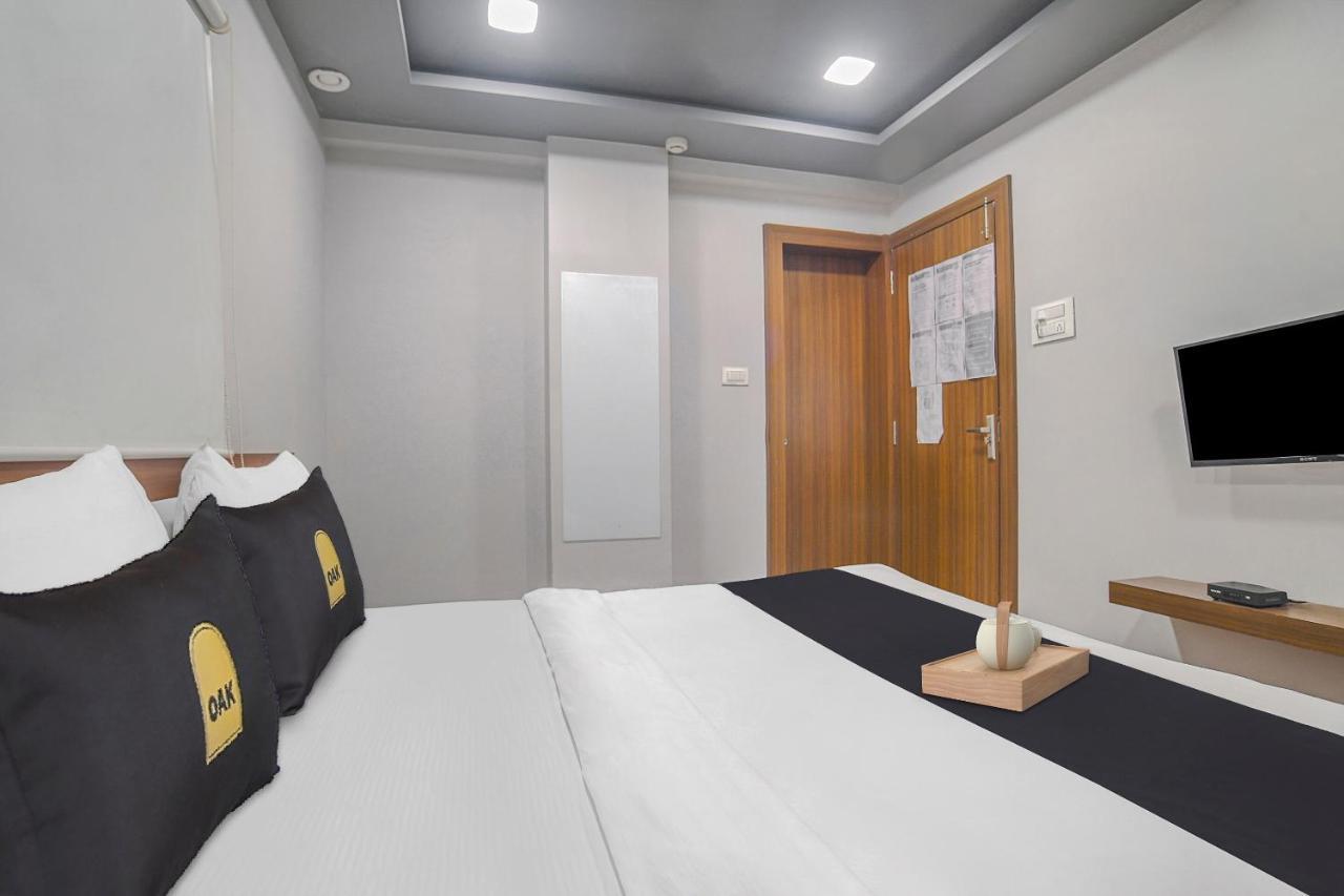 Vaccinated Staff- Townhouse Oak Hotel Silvotel Indore Dış mekan fotoğraf