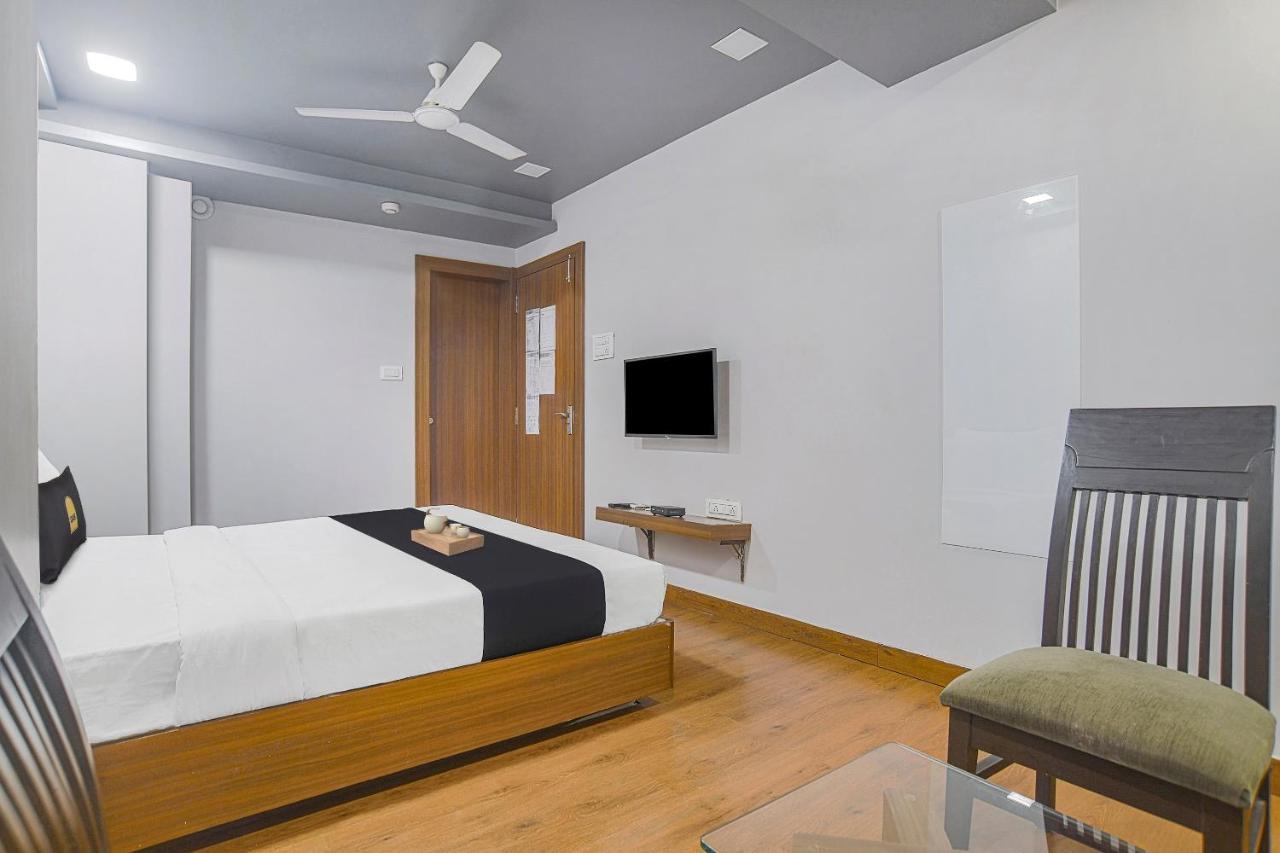 Vaccinated Staff- Townhouse Oak Hotel Silvotel Indore Dış mekan fotoğraf