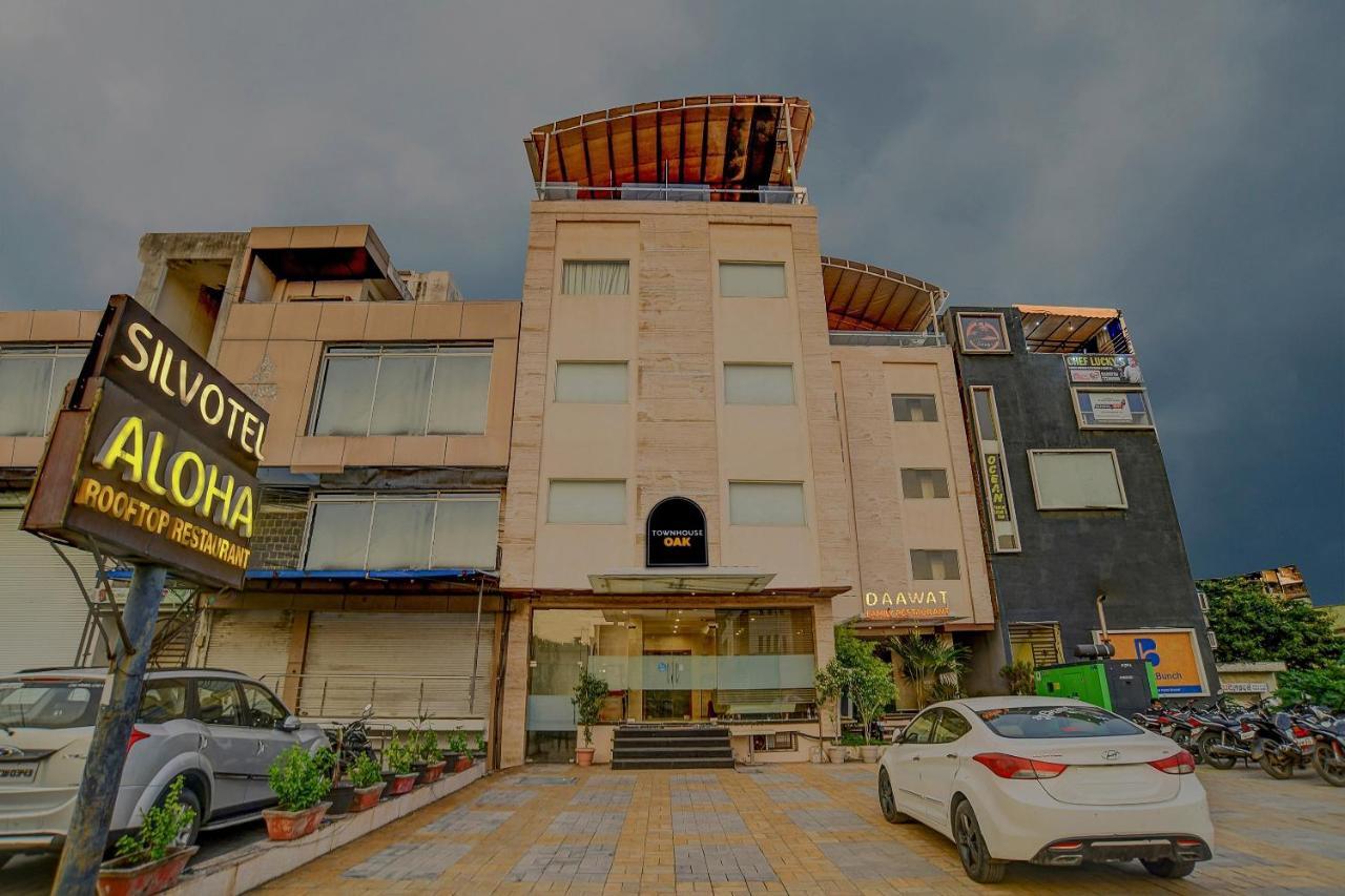 Vaccinated Staff- Townhouse Oak Hotel Silvotel Indore Dış mekan fotoğraf