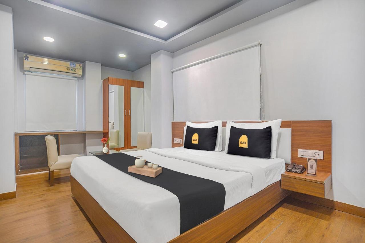Vaccinated Staff- Townhouse Oak Hotel Silvotel Indore Dış mekan fotoğraf