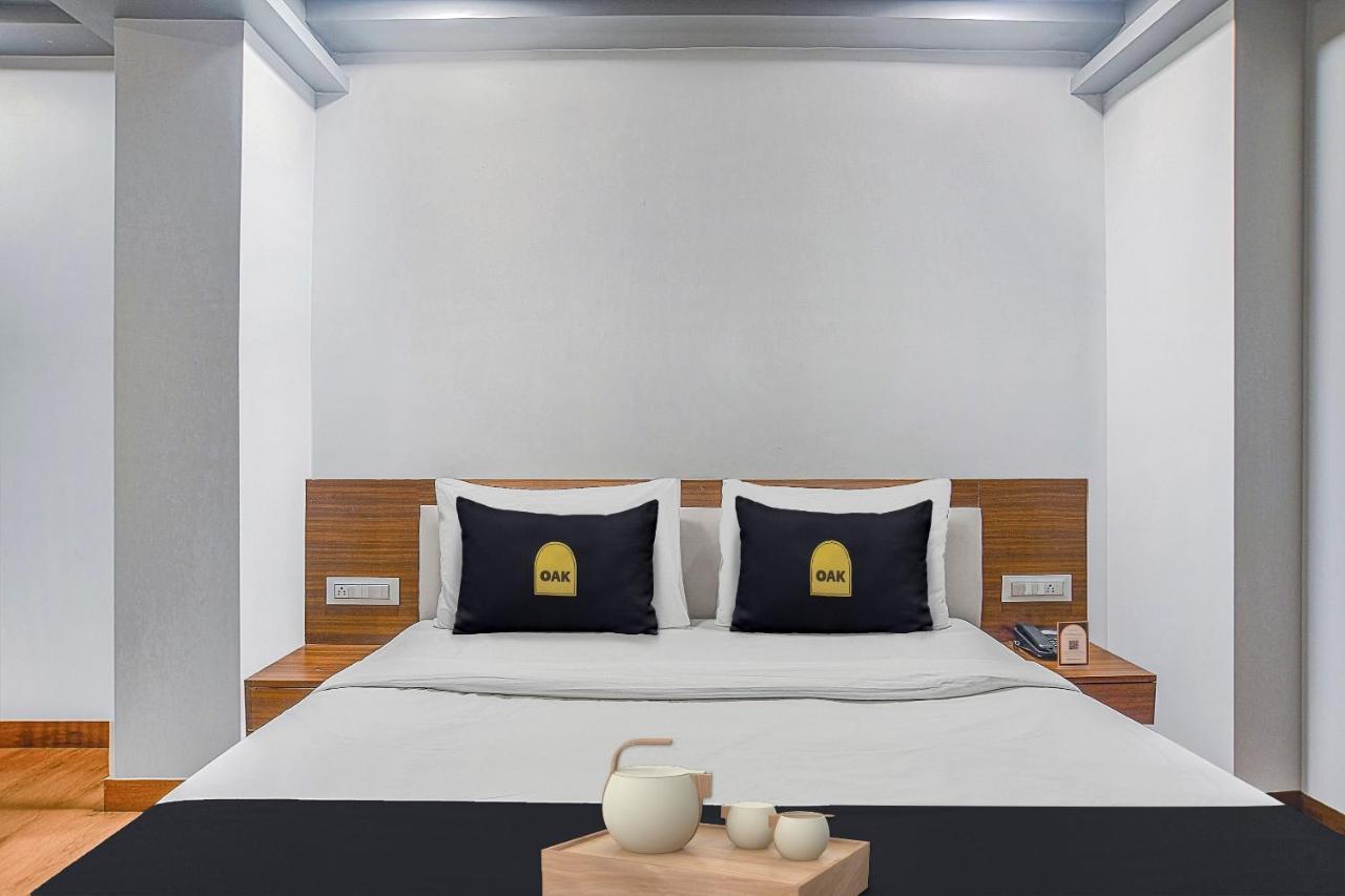 Vaccinated Staff- Townhouse Oak Hotel Silvotel Indore Dış mekan fotoğraf