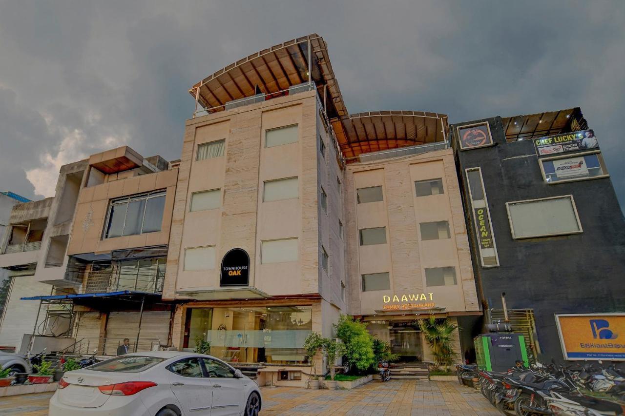 Vaccinated Staff- Townhouse Oak Hotel Silvotel Indore Dış mekan fotoğraf