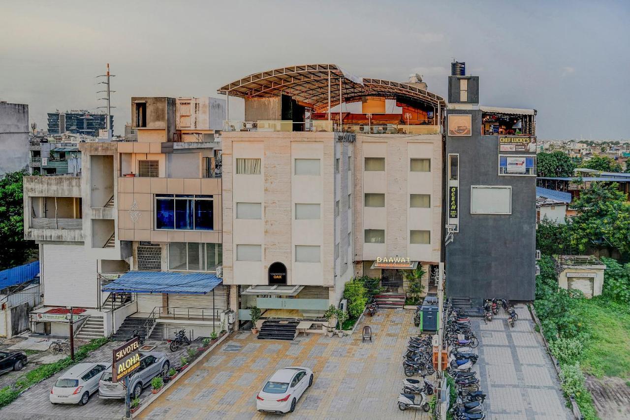 Vaccinated Staff- Townhouse Oak Hotel Silvotel Indore Dış mekan fotoğraf